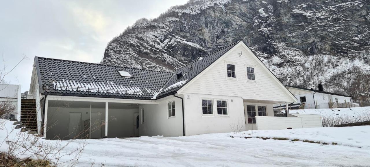 Cheerful 4-Bedroom Home With Fireplace, 1,5Km From Flam Center Aurland Dış mekan fotoğraf